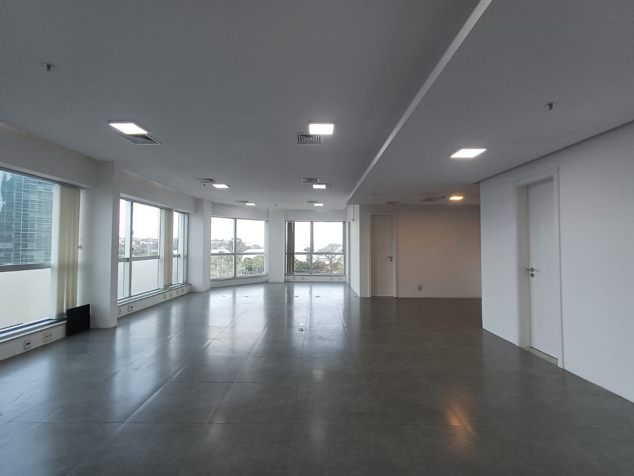 Sala comercial no Cristal Tower. Bairro Cristal. Barra Shopping Sul. — foto 2