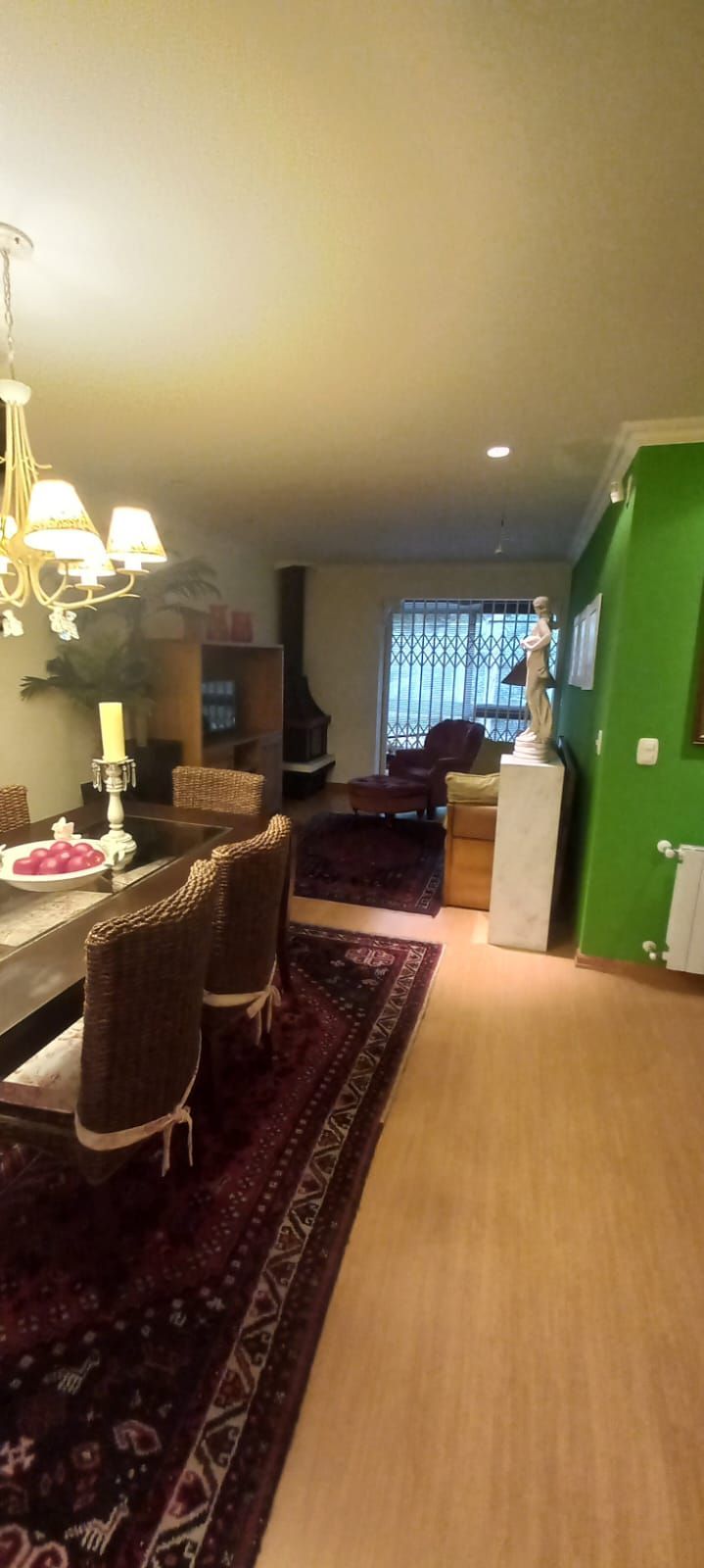 Apartamento a venda em Gramado com 02 dormitórios, suíte, sacada e vaga coberta