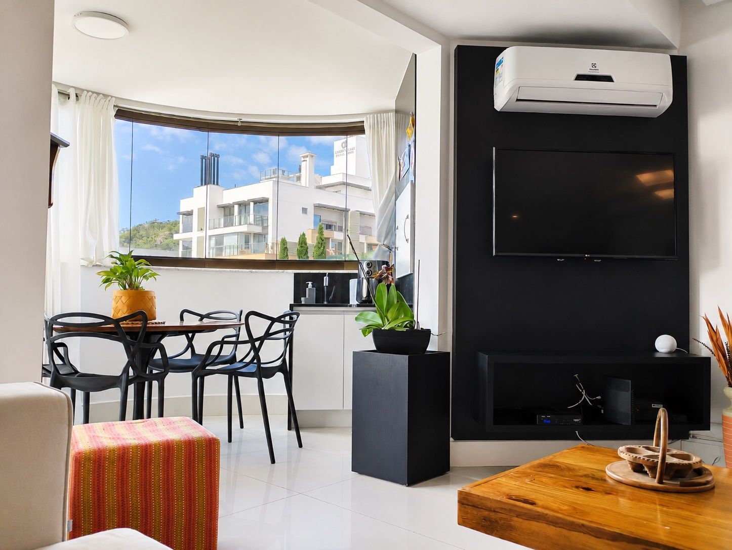Apartamento Jurerê com suíte, vaga a 650 metros da praia