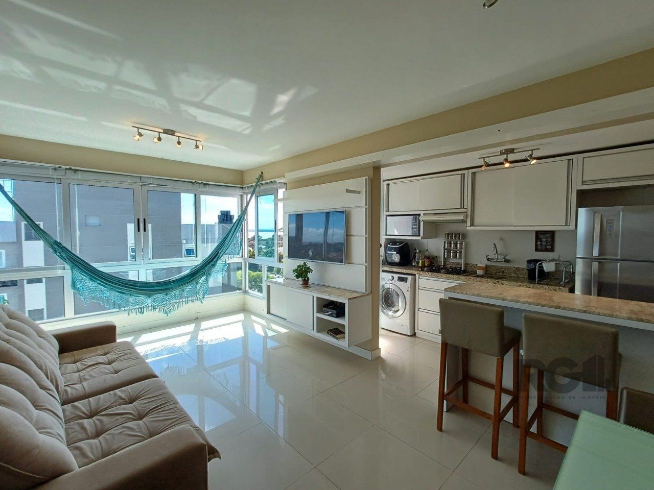 Apartamento à venda com 2 quartos, 68m² - Foto 2