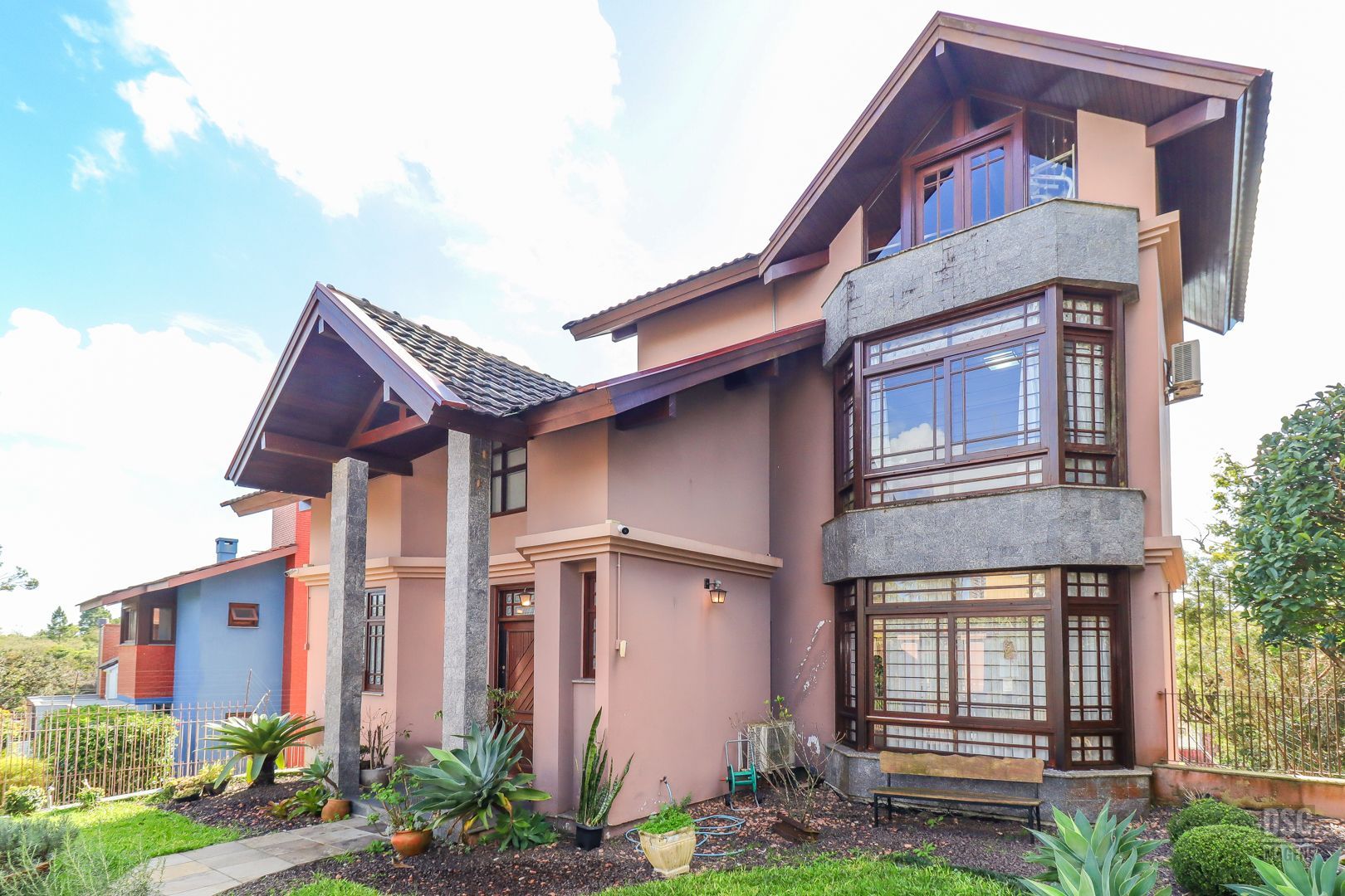 Casa à venda com 350m², 3 quartos, 1 suíte, 4 vagas no bairro Teresópolis em Porto Alegre