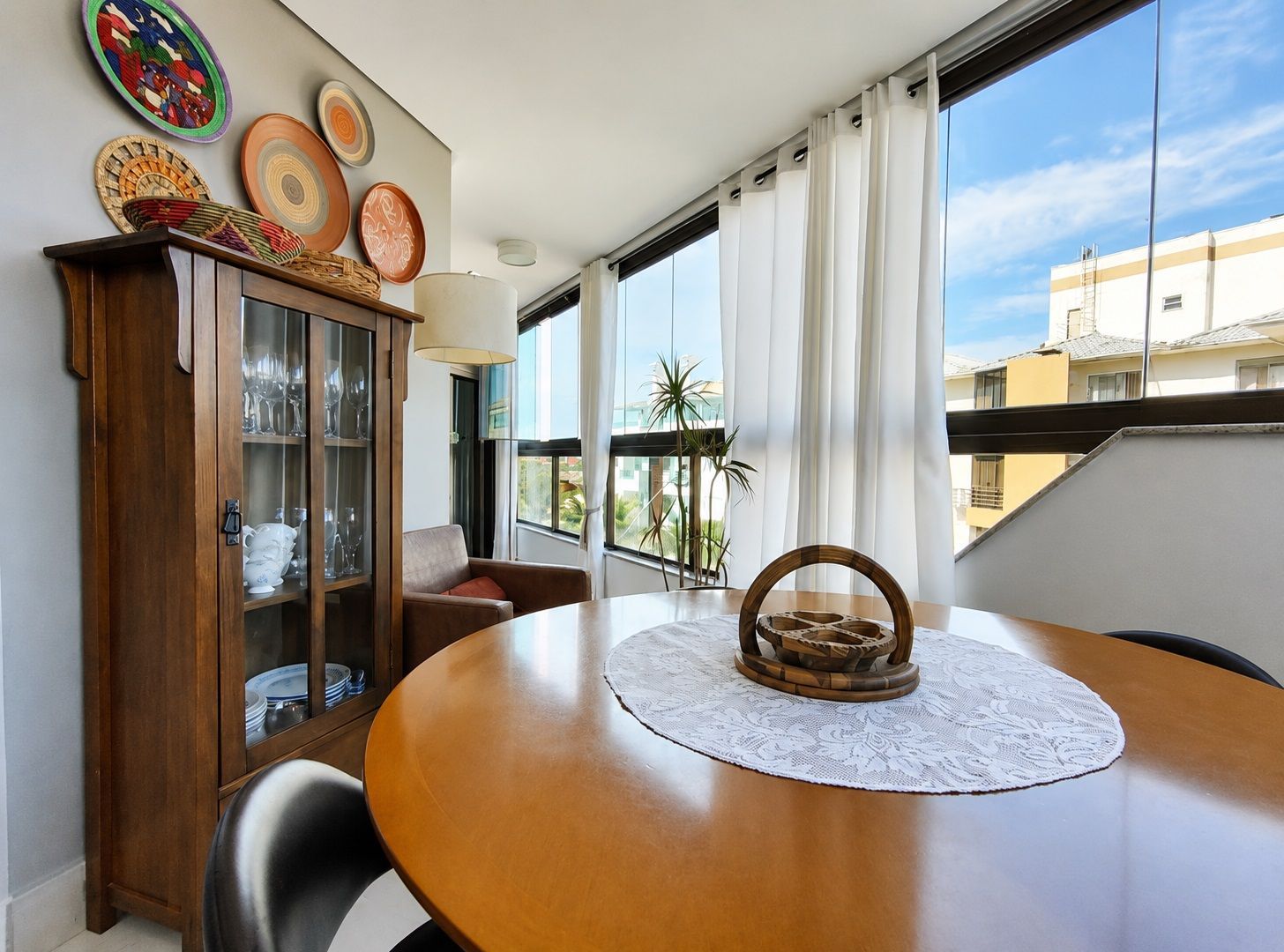 Apartamento Jurerê com suíte, vaga a 650 metros da praia