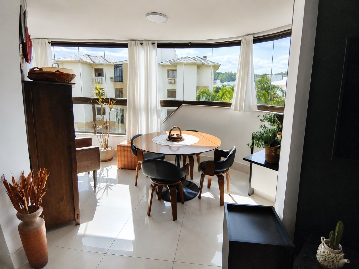 Apartamento Jurerê com suíte, vaga a 650 metros da praia