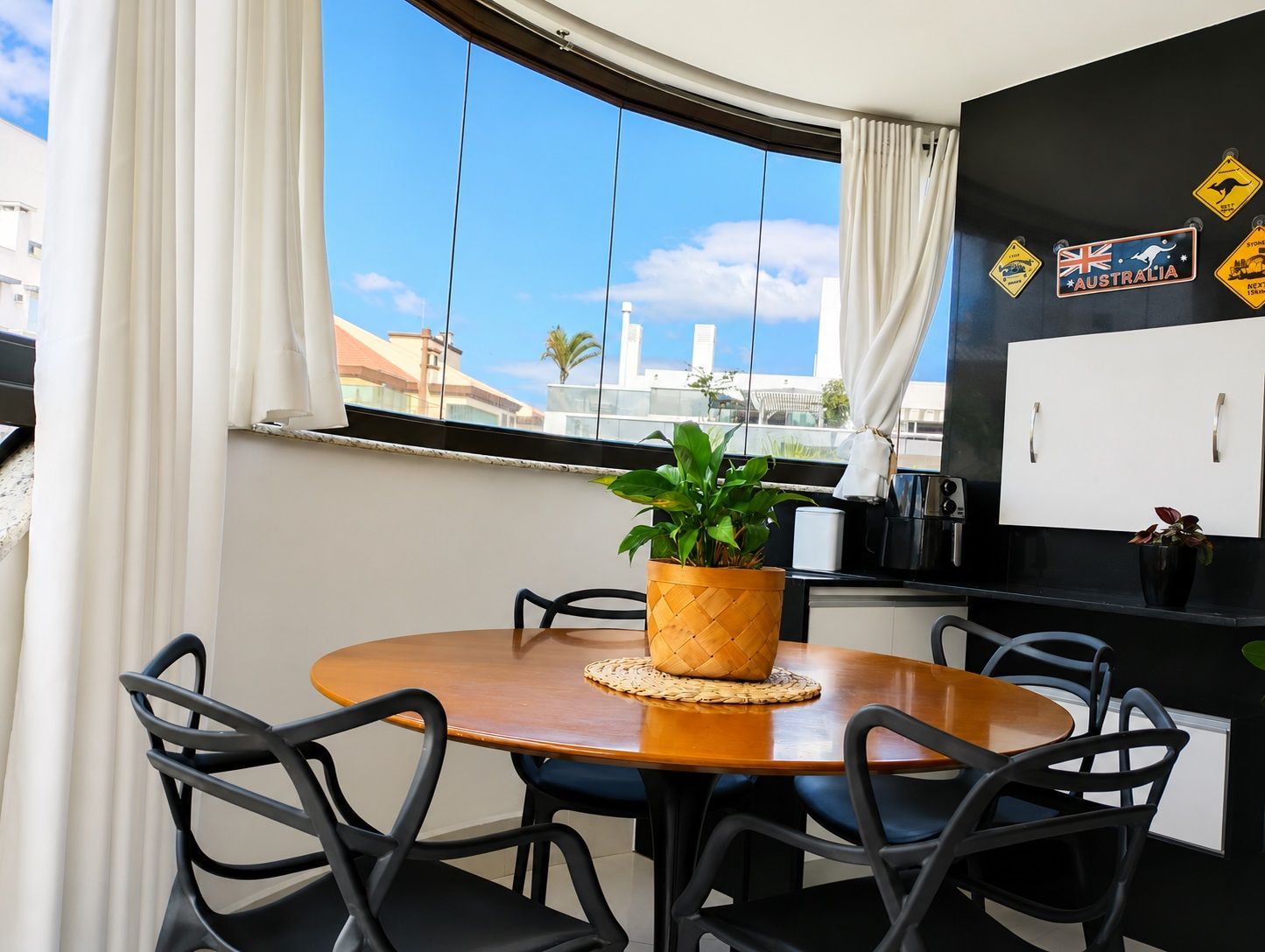 Apartamento Jurerê com suíte, vaga a 650 metros da praia