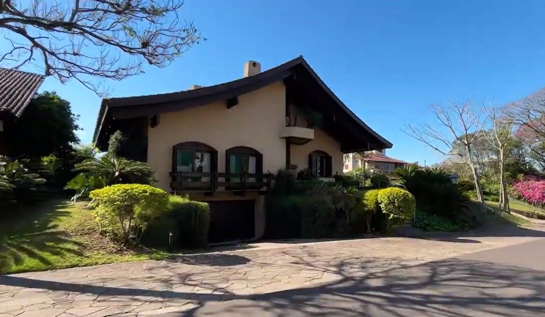 Residência de alto padrão no CONDOMÍNIO HORIZONTAL JARDIM DO SOL na zona sul de Porto Alegre