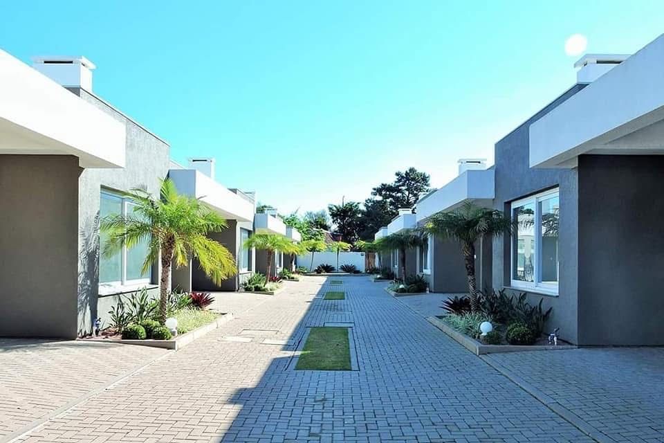 Exclusiva Casa Térrea com 3 Suítes em Condomínio Privativo no Bairro Guarujá — foto 4