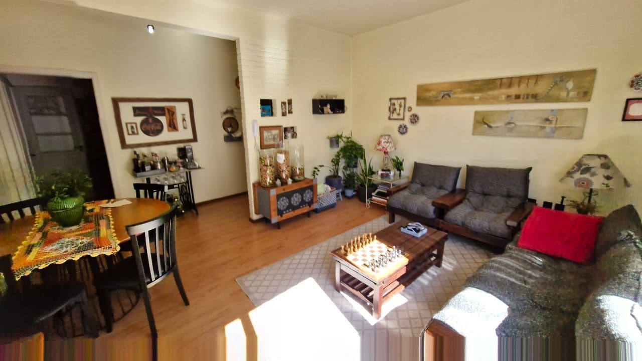 Apartamento no Menino Deus com 2 dormitórios e dependência de empregada com banheiro