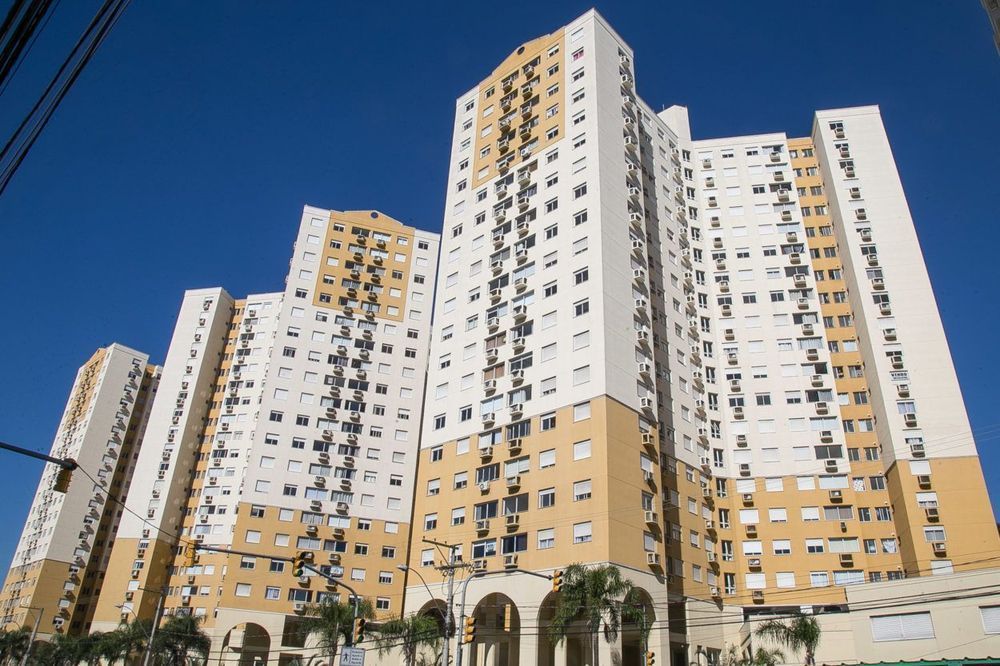 Apartamento três dormitórios (uma suíte), uma vaga escriturada Bairro Partenon