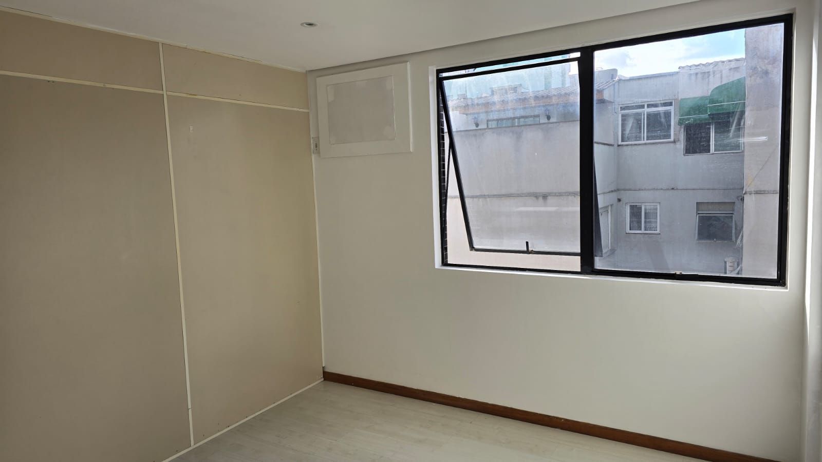 Sala Comercial à venda com 27m², 1 quarto no bairro Menino Deus em Porto Alegre