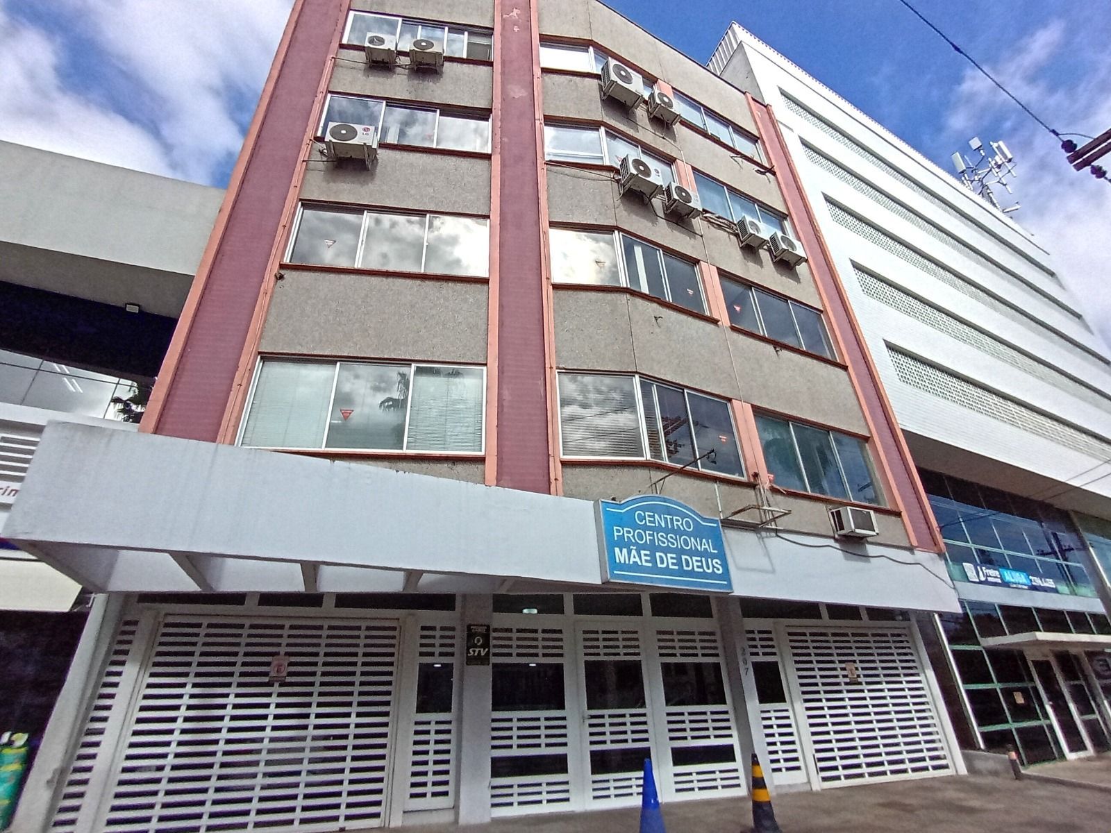 Excelente Sala (dividida em 2 ambientes) no coração do Menino Deus!!  Toda estrutura por apenas R$ 170.000,00!!