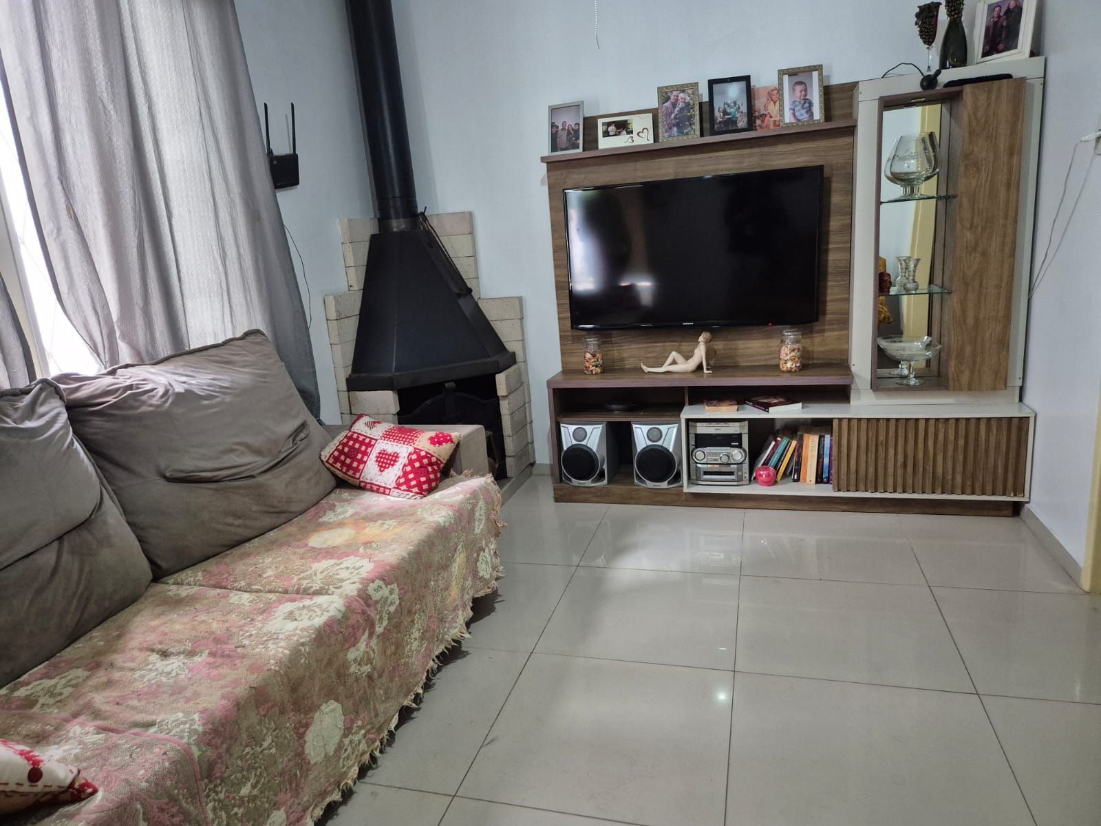 Casa térrea com pátio aos fundos