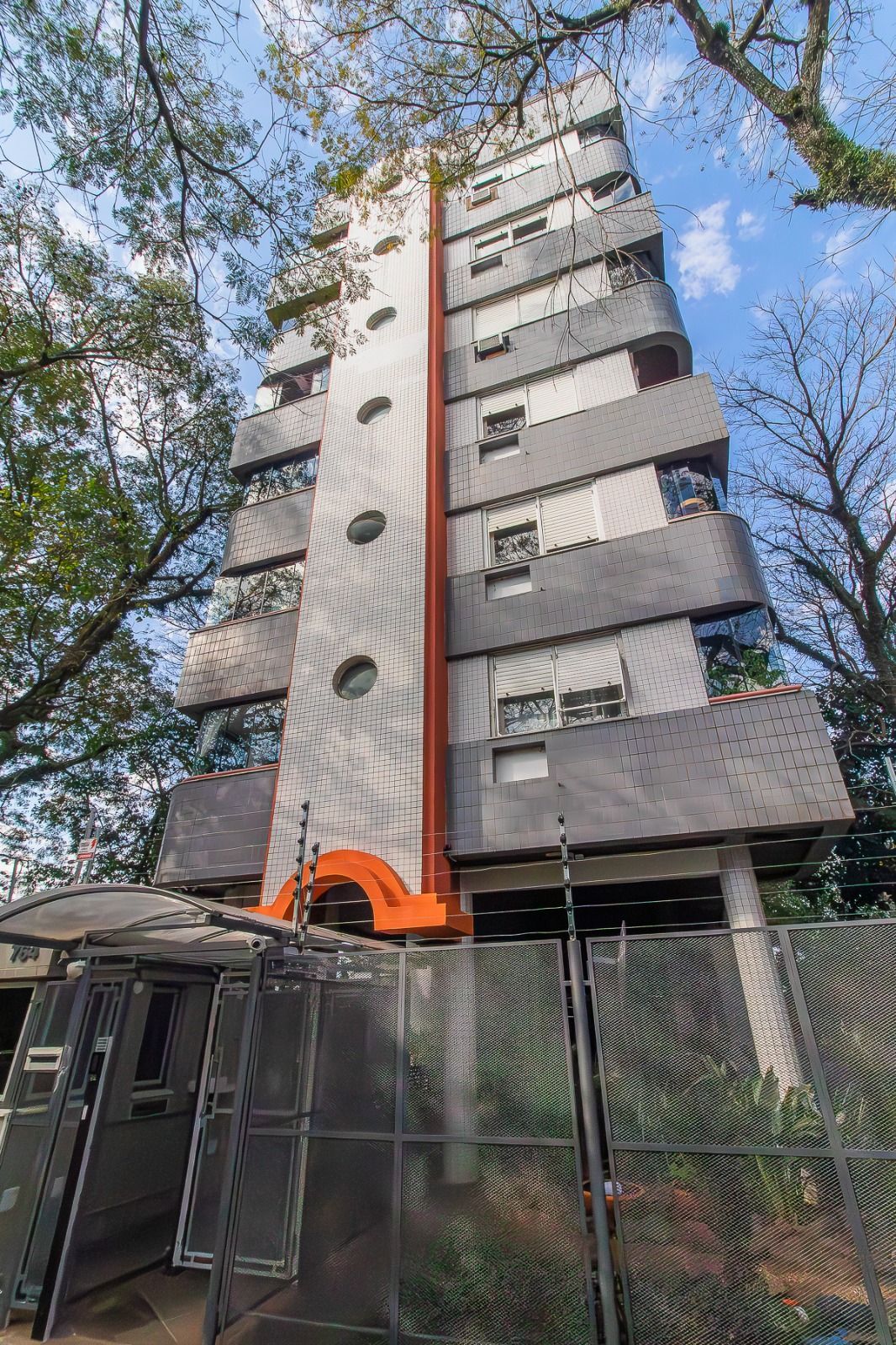 Apartamento panorâmico com três dormitórios, garagem