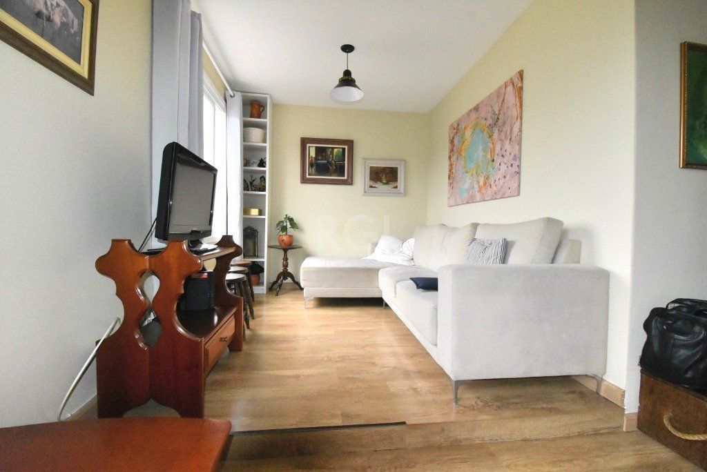 Apartamento à venda com 60m², 2 quartos, 1 vaga no bairro Medianeira em Porto Alegre