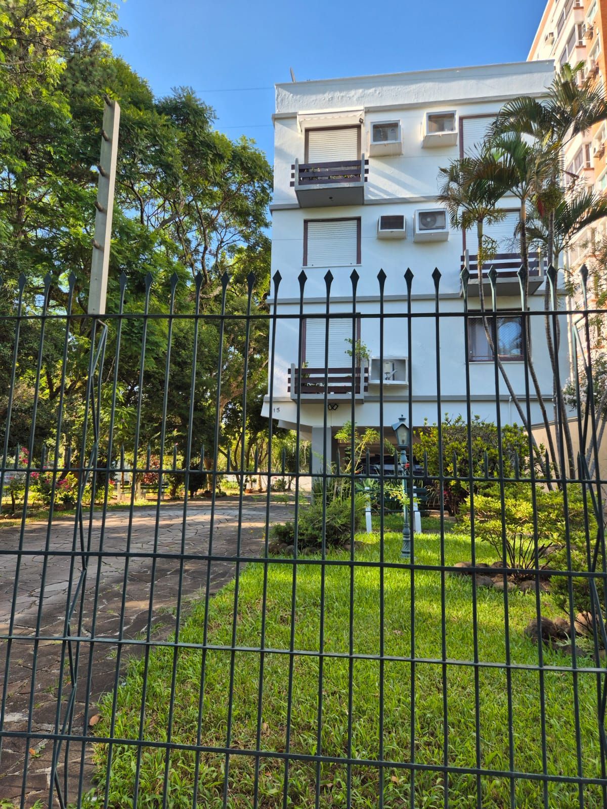 1 Dormitório, semi mobiliado com vaga