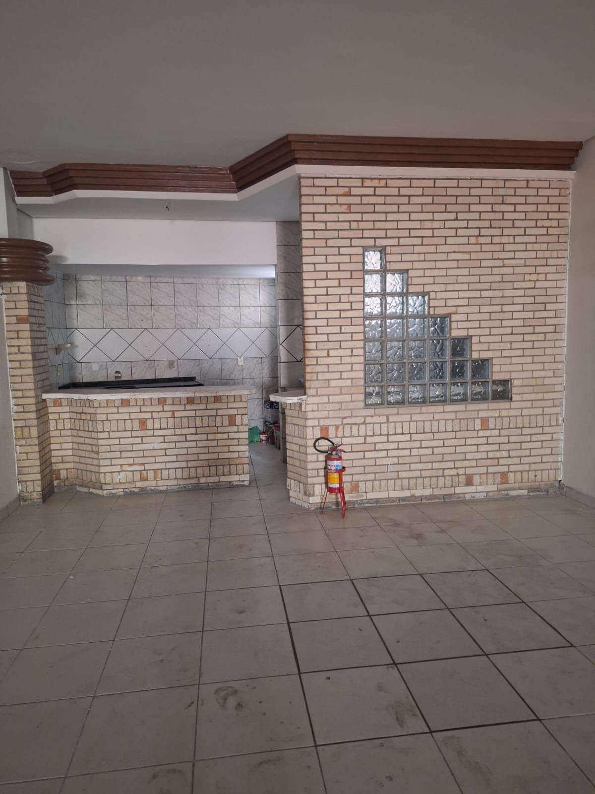 Prédio comercial com 3 andares