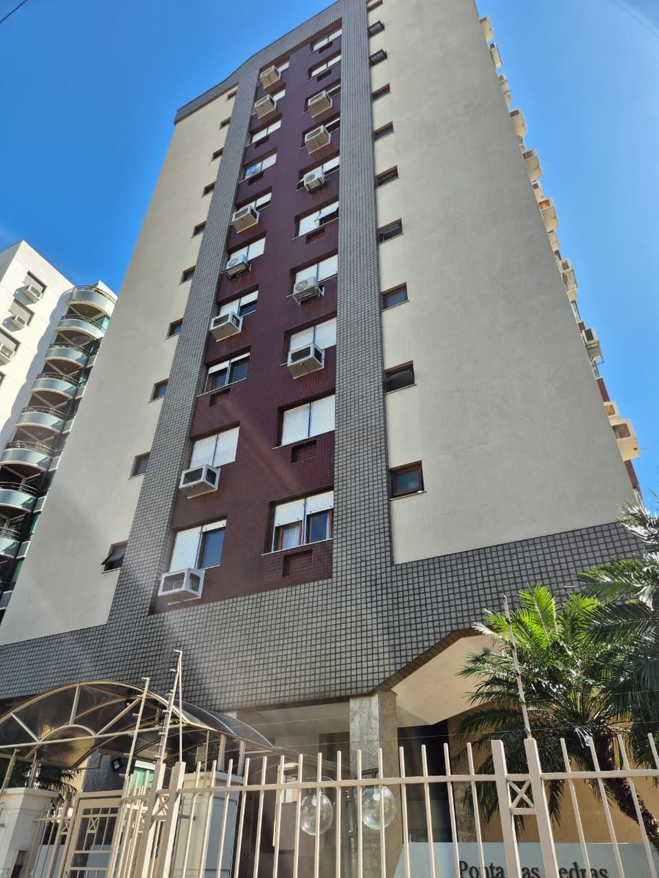 3Dormitórios com 99,80m privativos.