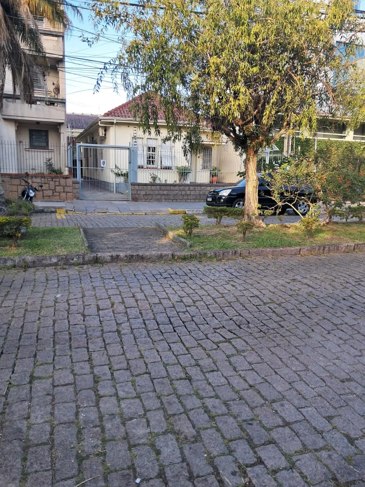 Terreno com 2 casas, totalizando 434,72m2. Excelente lotalização no coração do Menino Deus