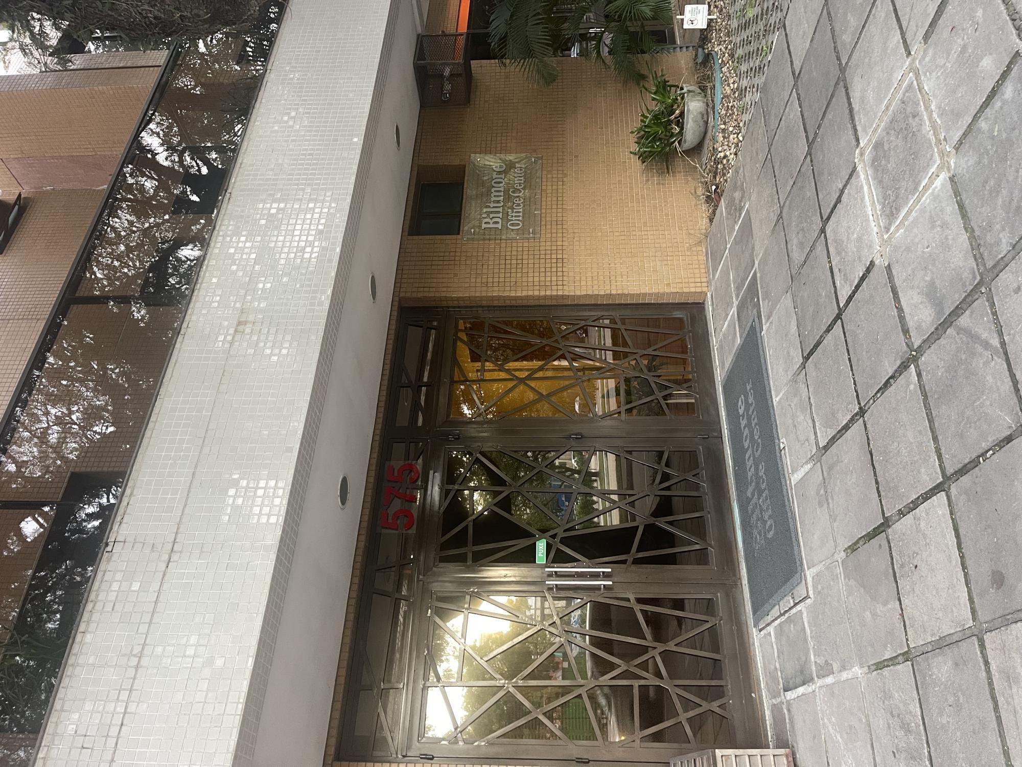 Ampla sala comercial com vaga de garagem escriturada