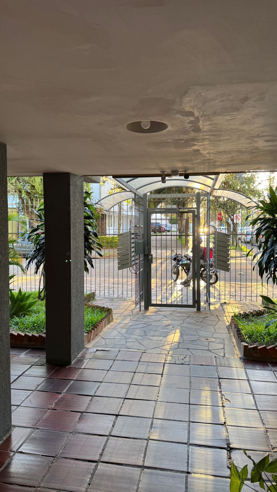 JK 32 m² living-dormitório, cozinha e aérea de serviço sepradas.