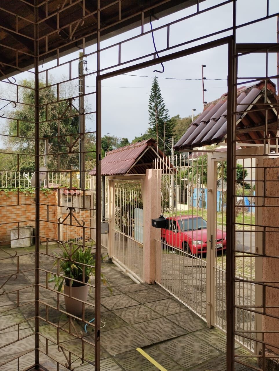 Terreno com duas frentes, três casas  (duas c/dois dormitórios e a outra tipo tipo JK)