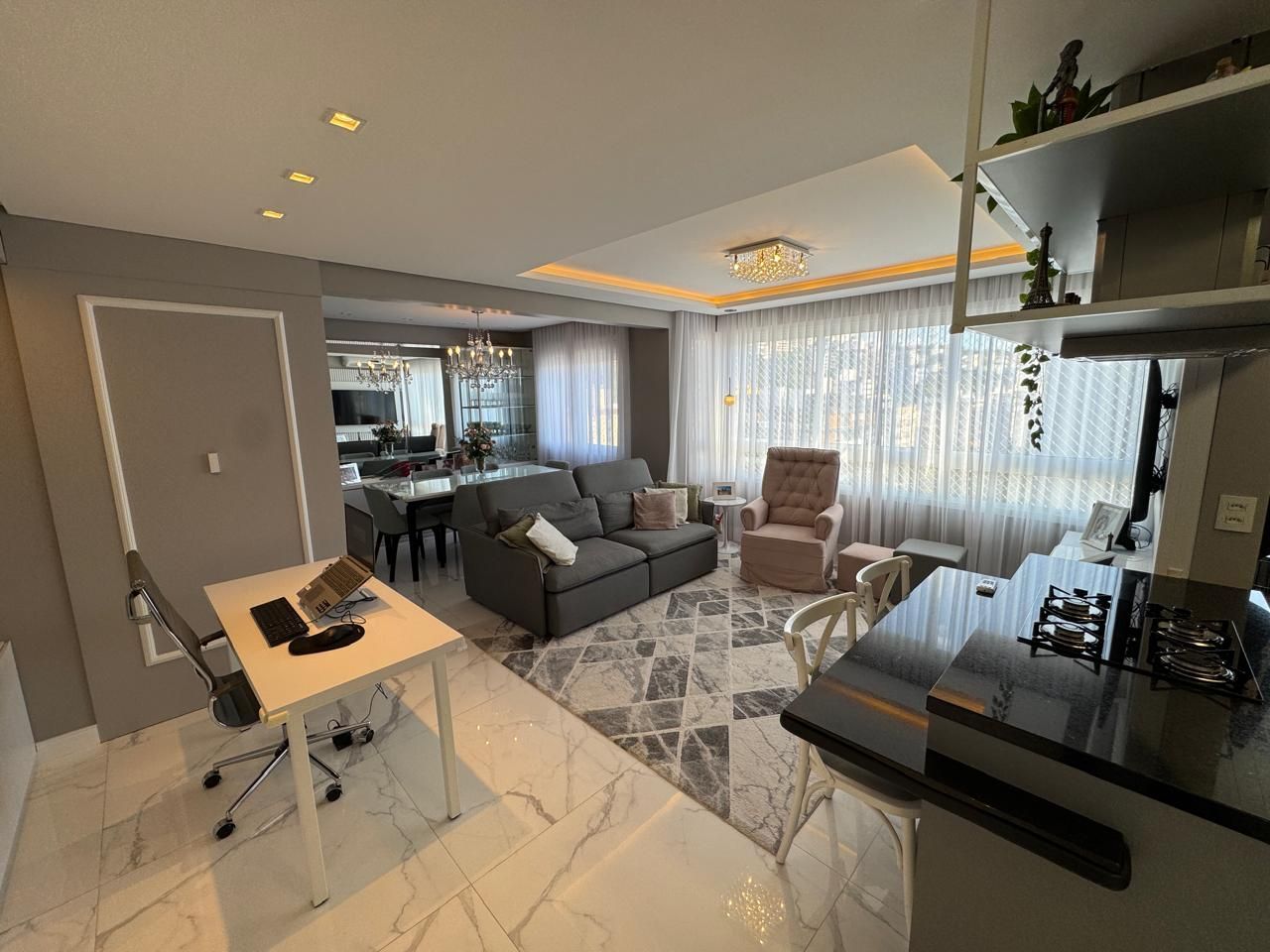 Apartamento de 2 dormitórios no Menino Deus, com vaga dupla coberta 75,81m² de área privativa.