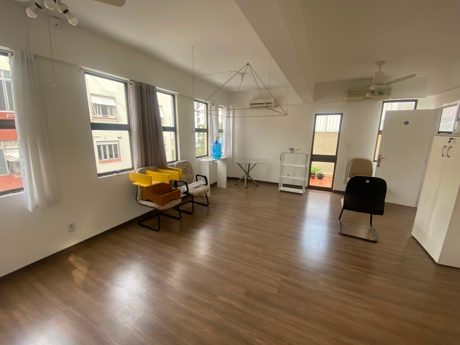 Sala comercial, ensolarada e arejada com 2 terraços. — foto 3