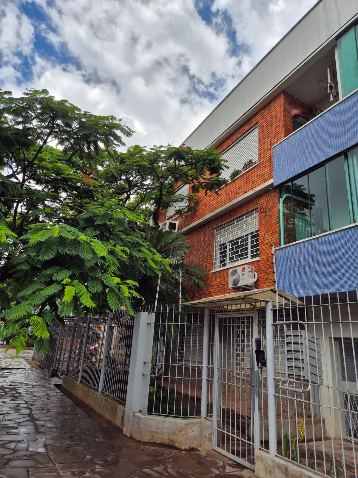 Apartamento com 72m², 2 dormitórios no bairro Menino Deus em Porto Alegre para Comprar