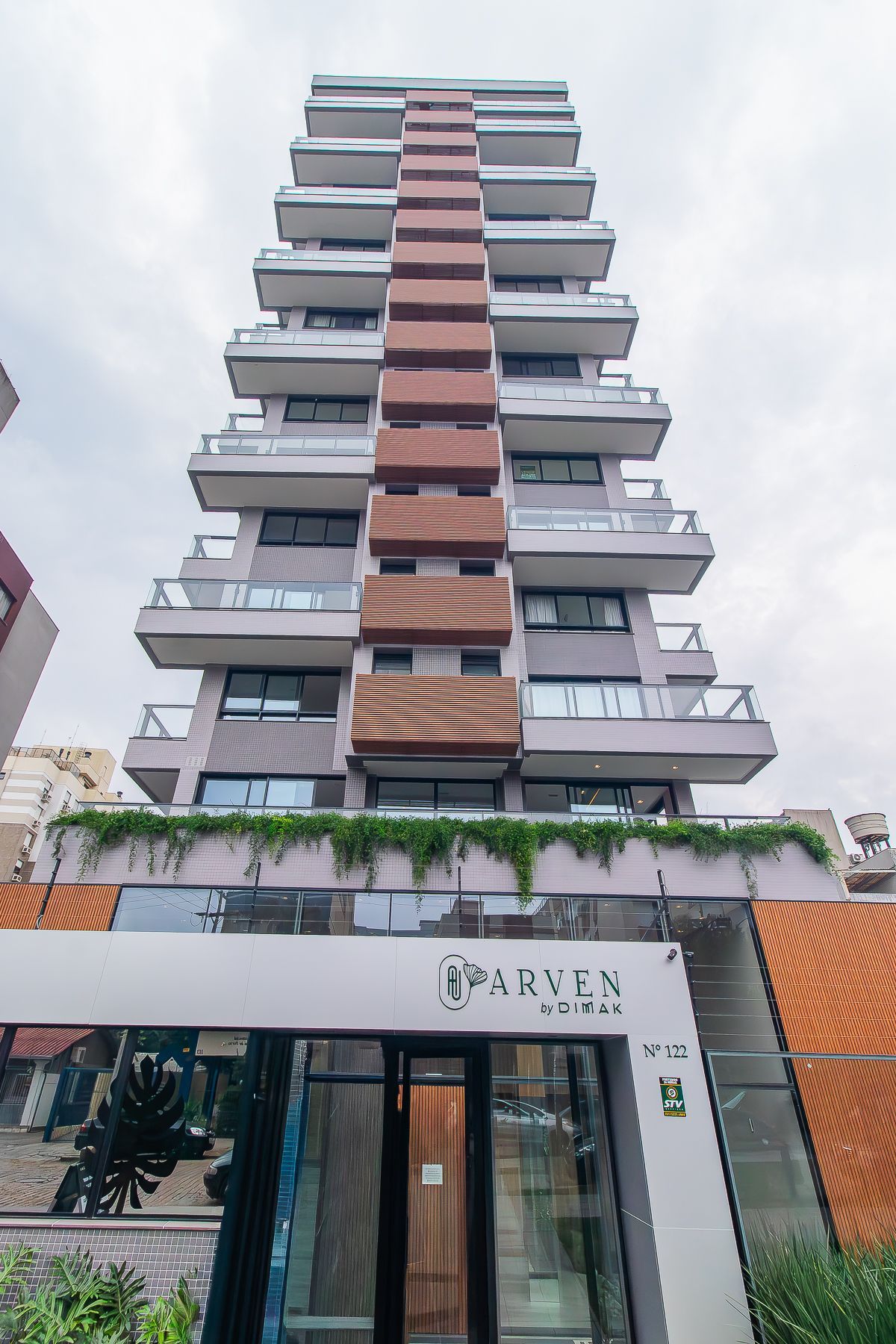 APARTAMENTO 2 D (um suíte) 80,45m² - 1 vaga simples descoberta- MENINO DEUS