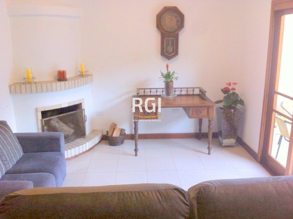 Casa de Condomínio à venda com 3 quartos, 240m² - Foto 2