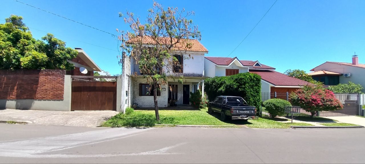 Casa com 2 dormitórios por R$ 690.000,00 na Rua Achiles Gazapina Costa nº 261