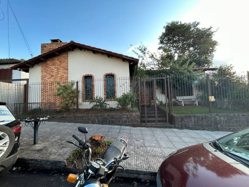Casa com 5 dormitórios (sendo 2 suítes) por R$ 1.400.000,00 na Rua Moises Viana nº 596-Hidráuilica- Santana do Livramento.-RS