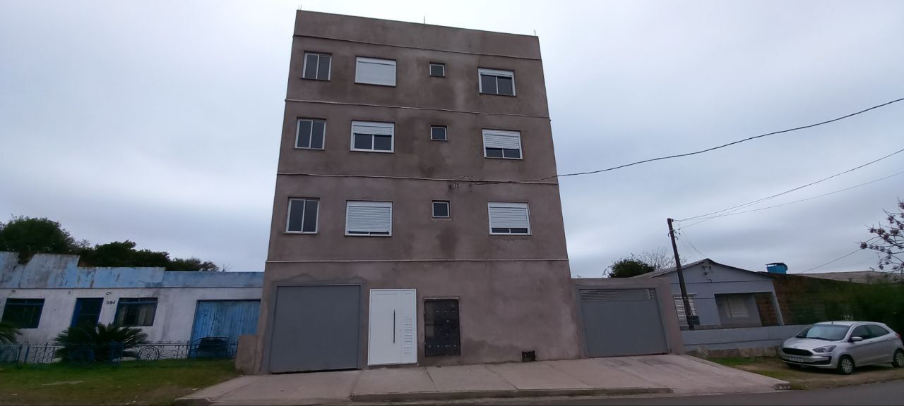 Apartamento com 2 dormitórios na rua Rivarol dos Santos Padilha nº 572