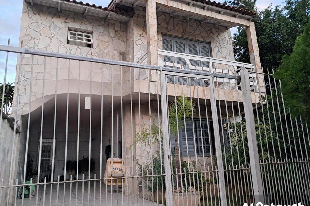 Casa 3 dormitórios no bairro Jardim Algarve