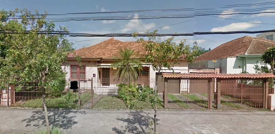 CASA COM 03 DORMITÓRIOS COM AMPLO TERRENO