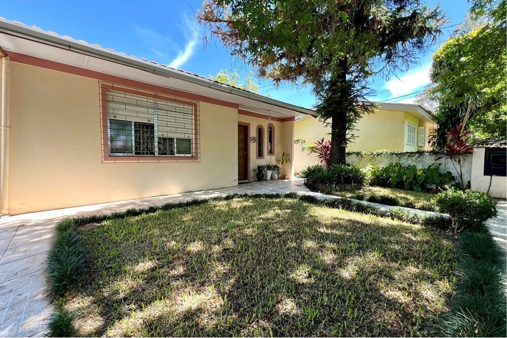 Casa 5 dormitórios no bairro Igara