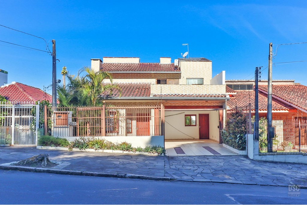 Casa 5 dormitórios no bairro Ipanema