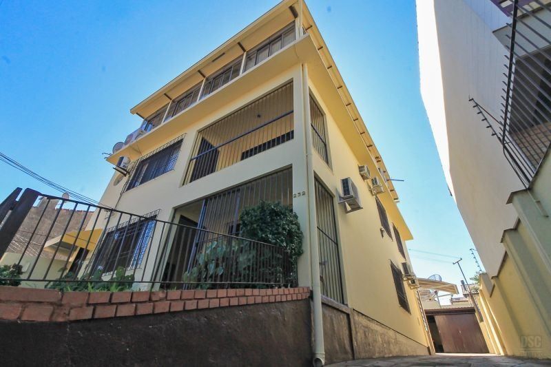 Casa 7 dormitórios no bairro Nonoai