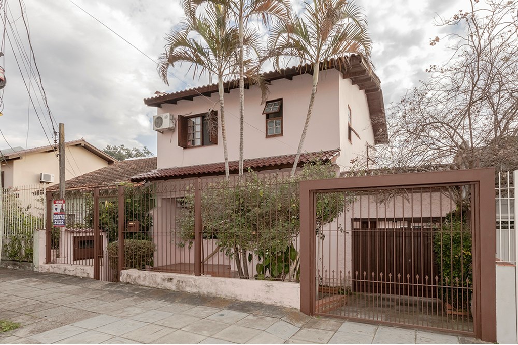 Casa 4 dormitórios no bairro Passo da Areia