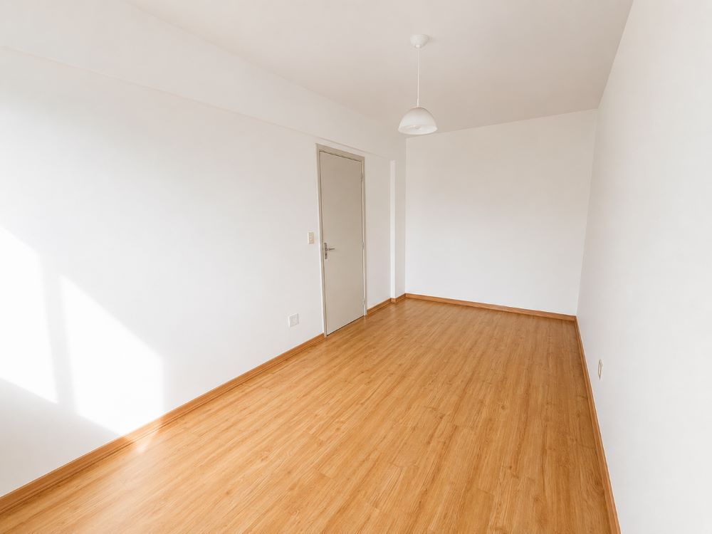AMPLO APARTAMENTO 1 DORMITÓRIO COM VAGA COBERTA — foto 5
