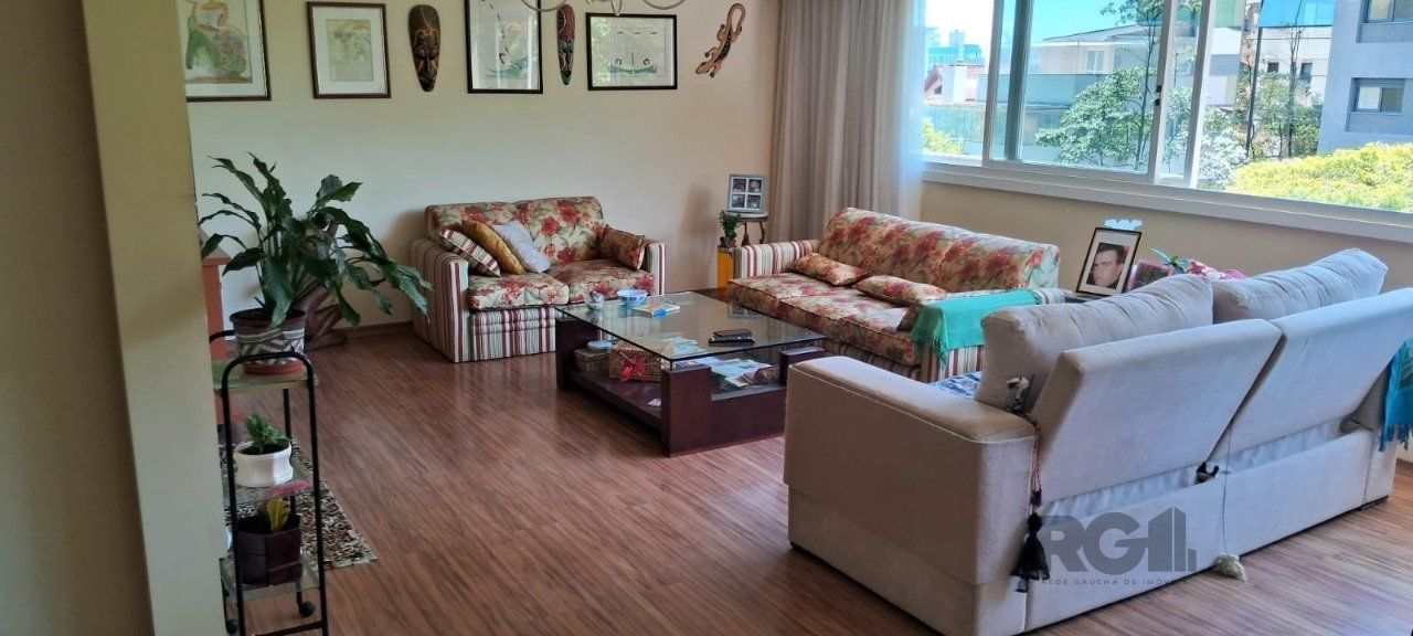 Apartamento de 152 m², com 3 dormitórios, 1 suíte e 2 vagas no bairro Bom Fim