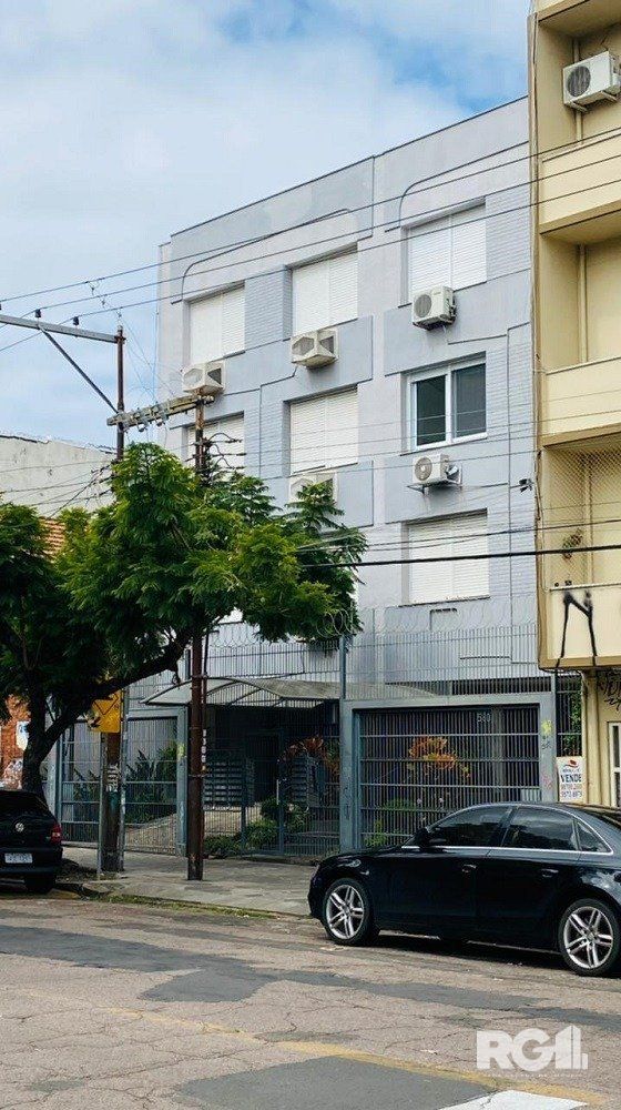 Apartamento de 2 dormitórios, frente, reformado na Cidade Baixa