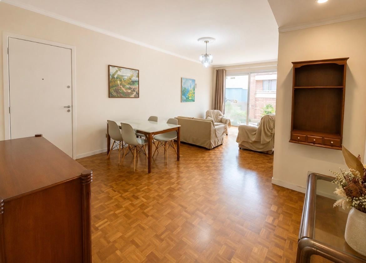 Apartamento de 2 Dormitórios, Sol, Vista e Excelente Localização.