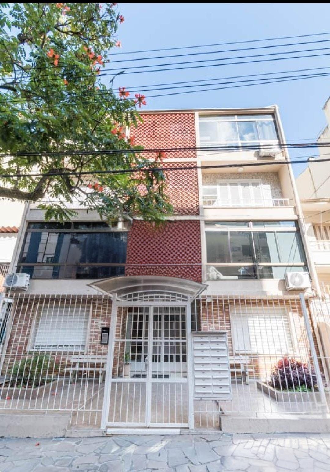 Apartamento amplo e arejado, com excelente iluminação natural e ventilação cruzada.