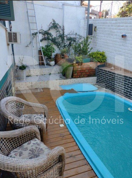 Casa à venda com 191m², 3 quartos, 2 suítes, 2 vagas no bairro Medianeira em Porto Alegre