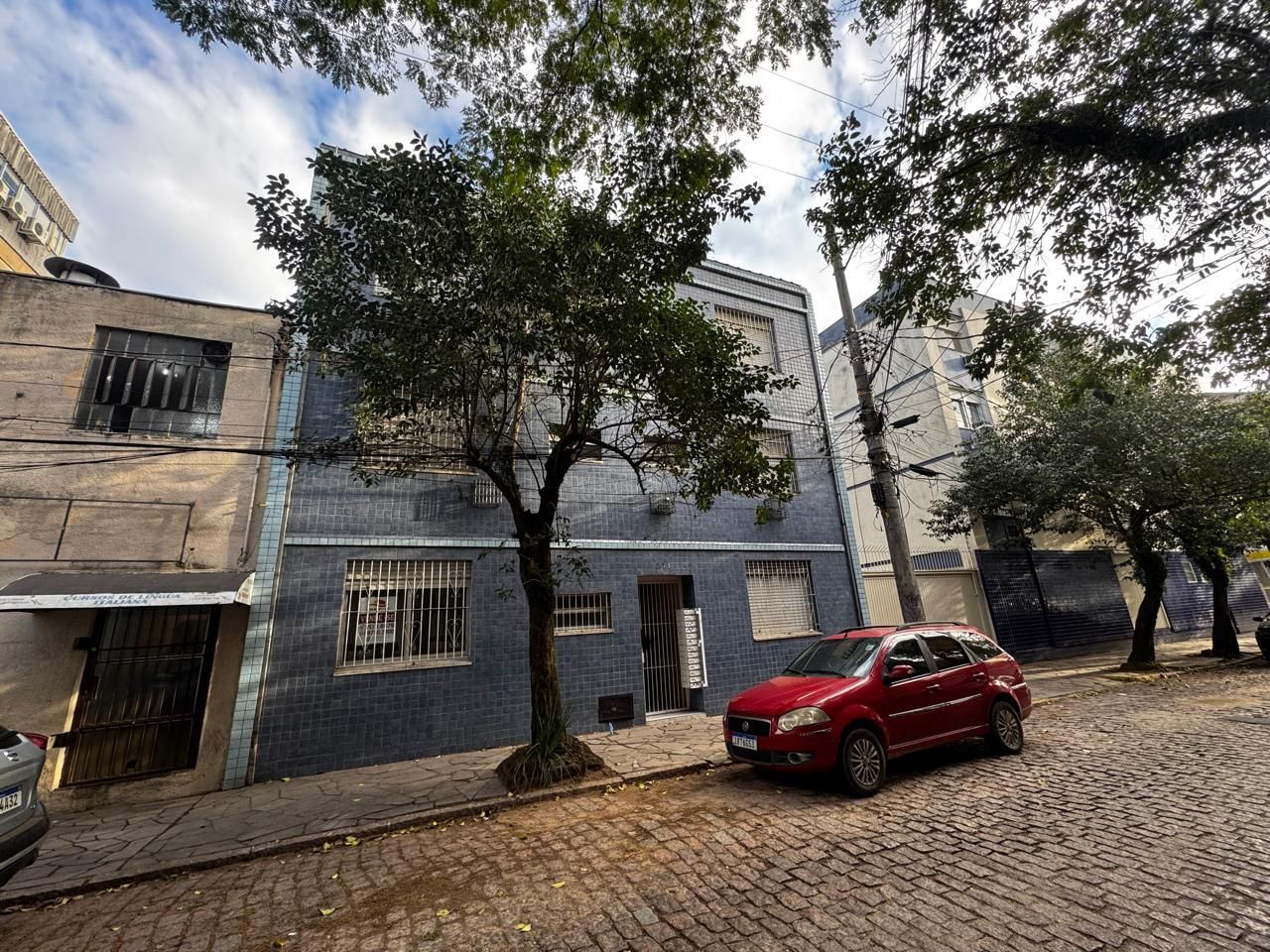 Apartamento de 1 dormitório térreo com área externa.
