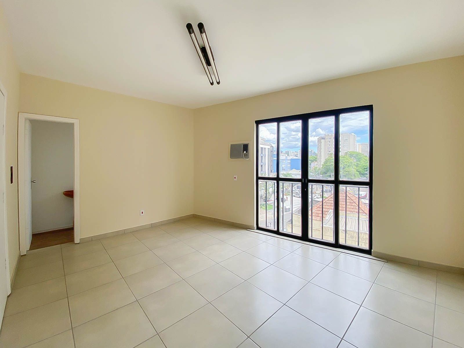 Sala Comercial à Venda na Av. Benjamin Constant – Andar Alto e Portaria