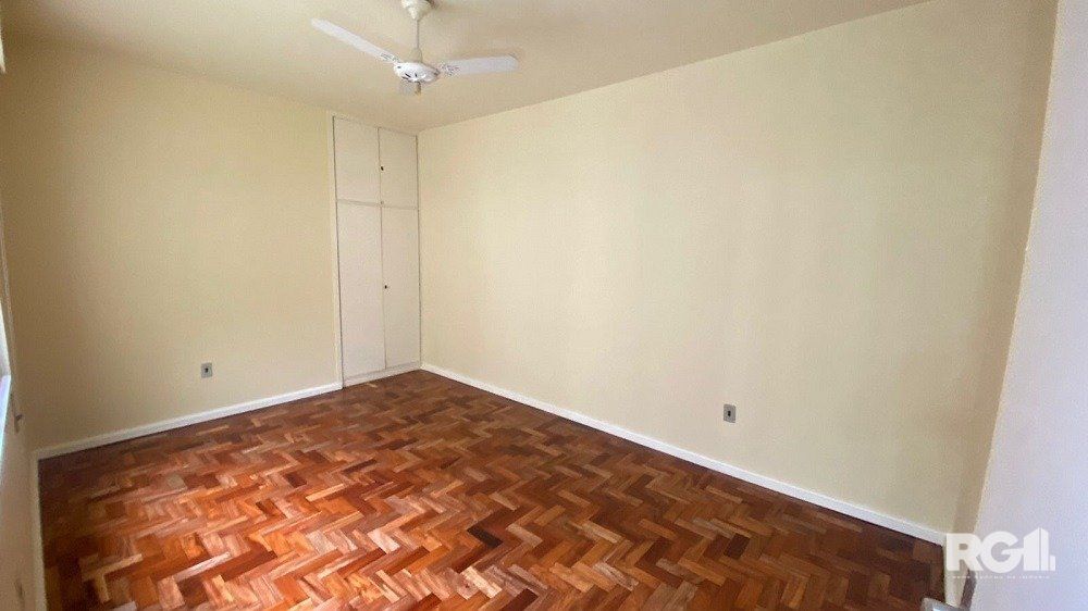 APARTAMENTO DE 2 DORMITÓRIOS, BANHEIRO SOCIAL E LAVABO AUXILIAR NA CIDADE BAIXA.