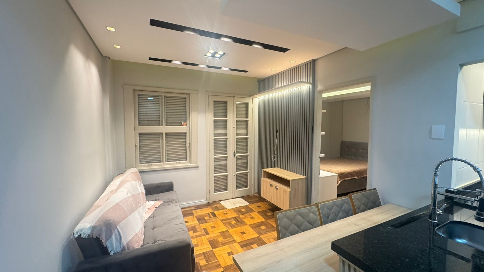 LIVING-INTEGRADO-COM-SALA-COZINHA-AMERICANA