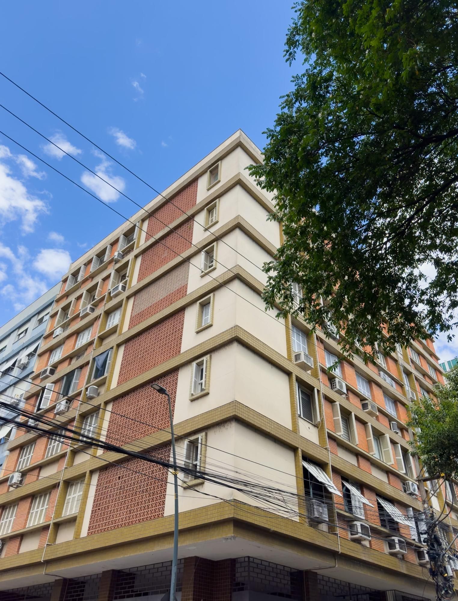 Apartamento no Centro Histórico de Porto Alegre – 2 dormitórios e 2 banheiros, dependência e elevador.