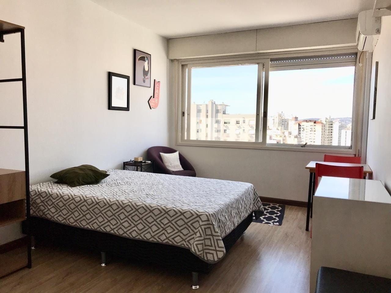 🏙️ Procurando um investimento com alto retorno? Este JK no Centro Histórico de Porto Alegre é perfeito para Airbnb! 🏡